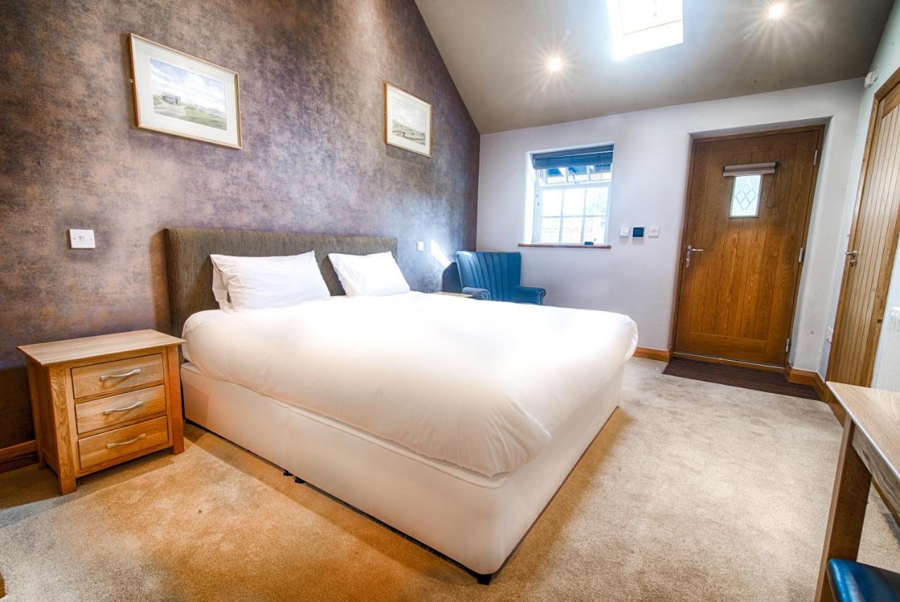 The Red Lion Hotel Histon ภายนอก รูปภาพ